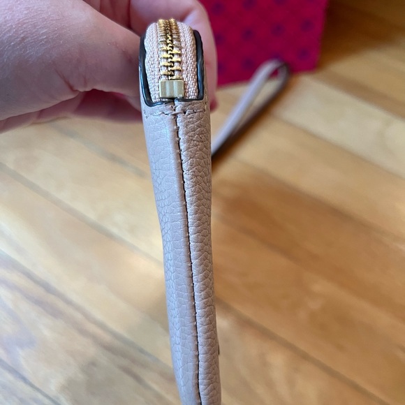 Tory Burch Tan Pebbled Leather Perry Bombe Wristlet - Picture 9 of 13